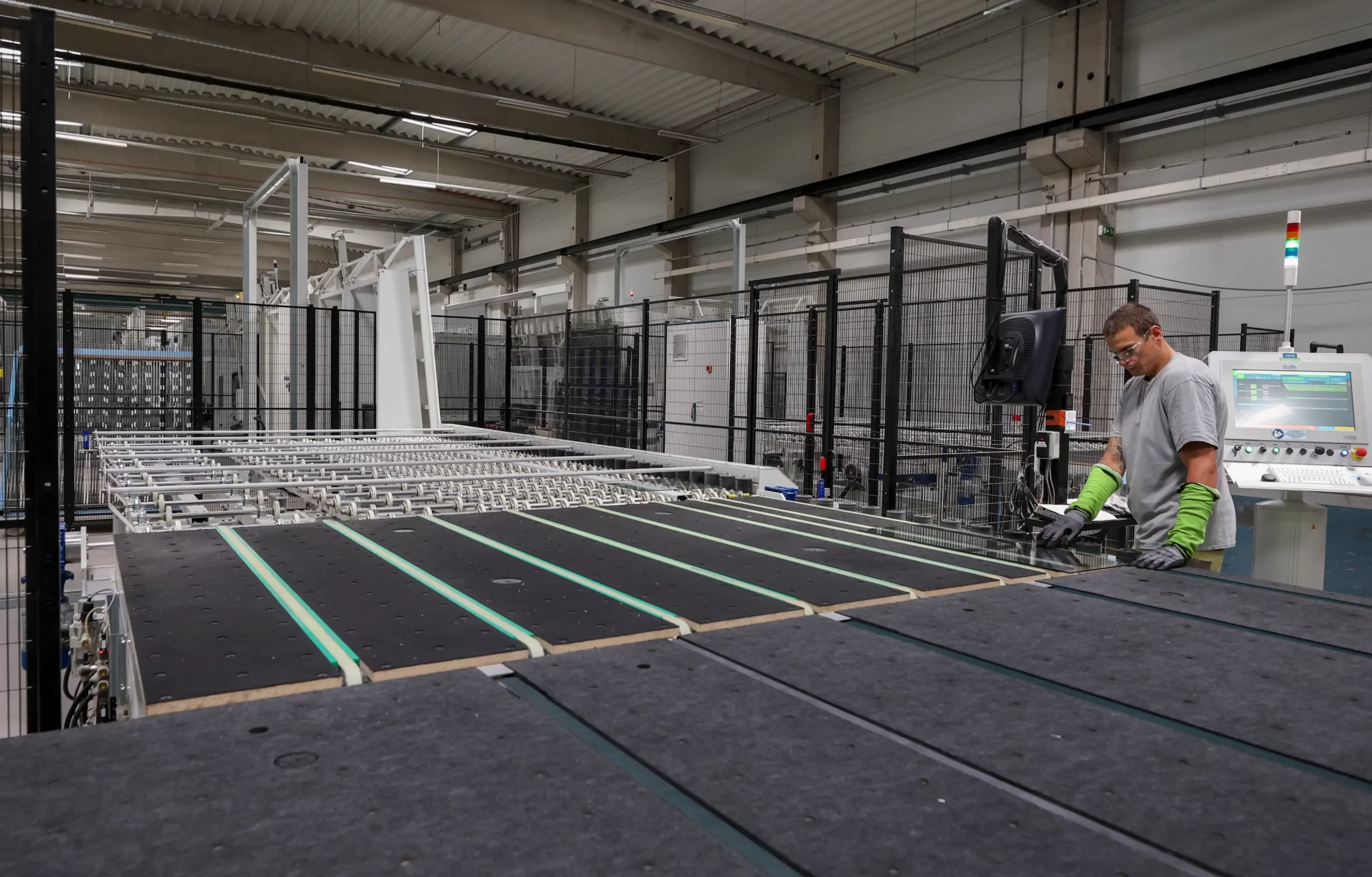 همه چیز درباره فرآیند تولید شیشه سکوریت: از مواد اولیه تا محصول نهایی