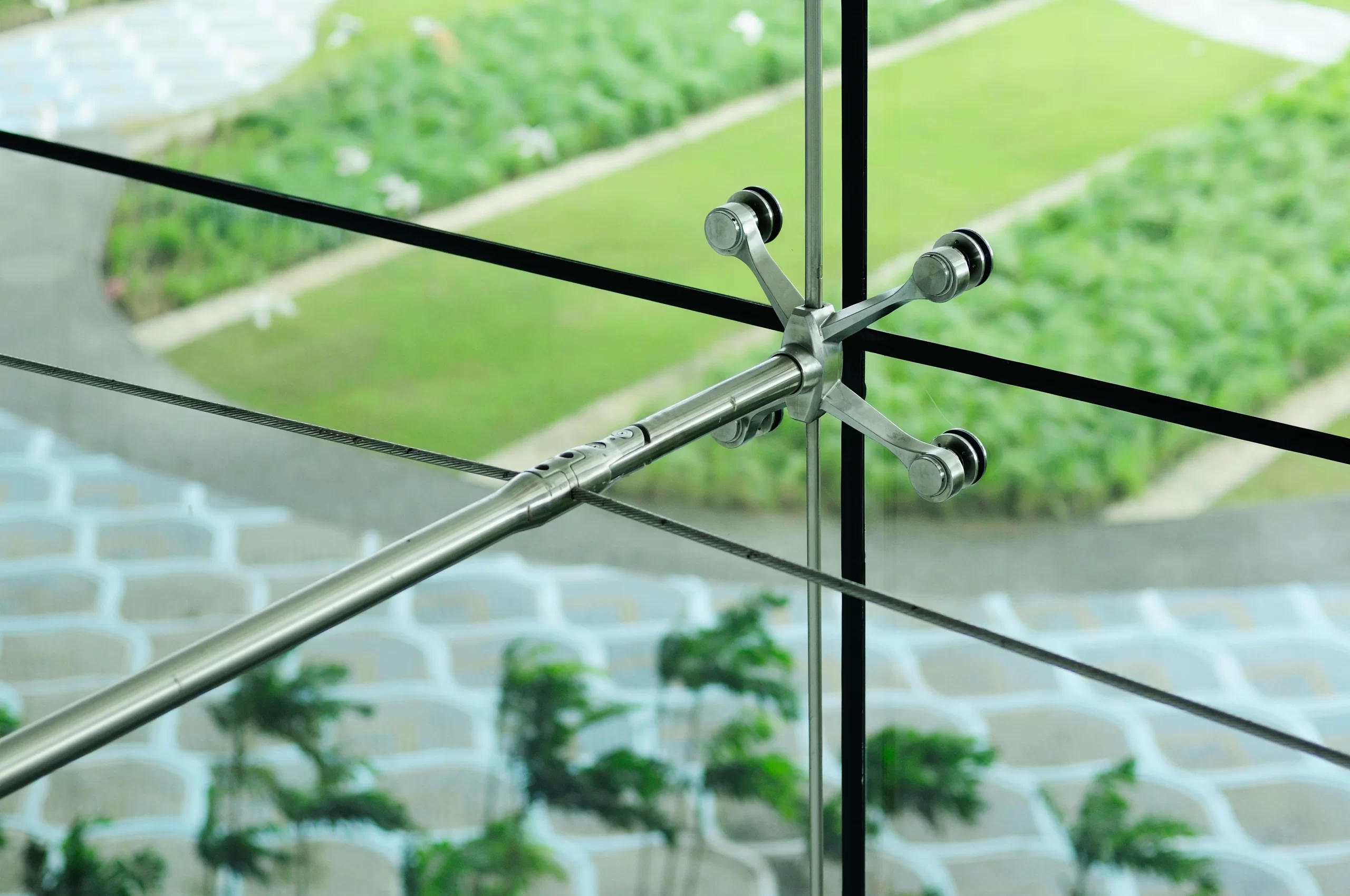 شیشه اسپایدر در کنار آلومینیوم: طراحی نمای مدرن و کارآمد